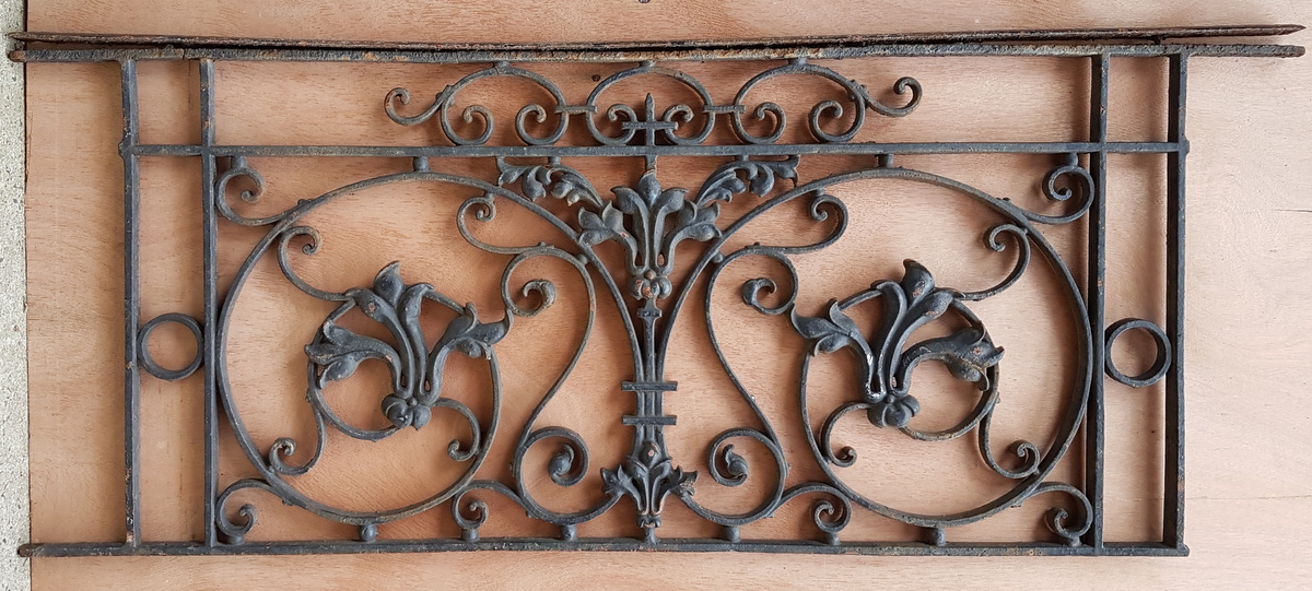 A Scroll Motif Grille – a Console front