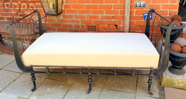 A French Lit-en-Bateau