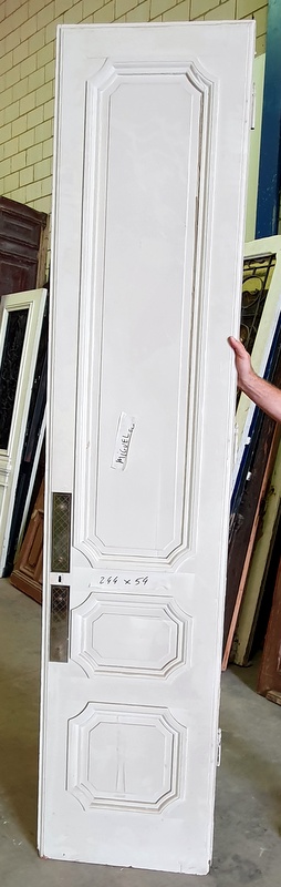 A narrow Parisian Internal Door