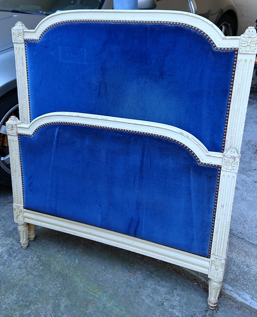A single French Louis XVI Bed
